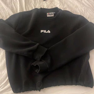 Fila tröja  - En svart fila tröja med tryck på, storleken e lite oklar på lappen men skulle säga att det e som en xs 