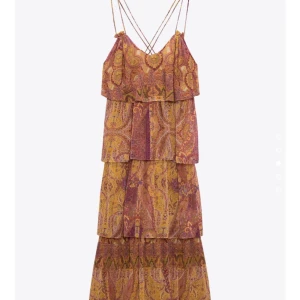 Söker! Klänning från zara  - Söker denna klänning från zara! Skriv gärna om ni har den och vad ni vill ha för den🤩 i storlek typ M