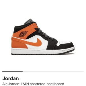 Nike Jordan  - Storlek 43 fick dem nu på min födelsedag har aldrig använt dem det är inte min stil kan tänka mig att gå ner i pris vid snabb affär 