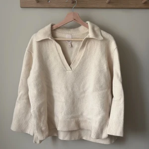 Merino Ull tröja - Ljusgul merino ull tröja från H&M. Jättefint skick men tyvärr krympt i tvätten så jag kan ej ha den längre. Egentligen en strl S men numera en xs/xxs. 