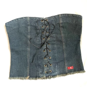 JEANS TOPP - Skitsnygg jeanstopp som är korsettig.  Toppen är inte så croppad som den ser ut på bild.  Fin detalj på ryggen!!!  🌟 
