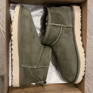 Uggs - Helt oanvända Uggs i en fin grön färg som är helt slutsålda💕