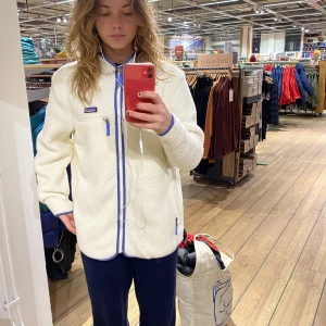 Patagonia fleece - Säljer min vita och blå fleece från Patagonia! Storlek M/L, måste dubbelkolla! Säljer för köpte till en resa och behkver inte nu! Tror nypris var 1500 Nypris