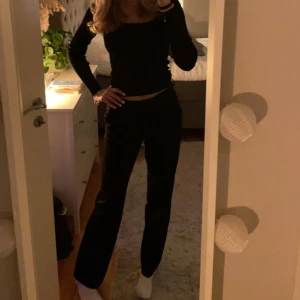 Kostymbyxor  - Lågmidjade långa kostymbyxor i strl Mx34🫶🏻🫶🏻nypris 400kr och de är knappt använda!