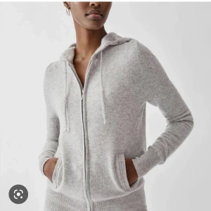 Soft goat zip hoodie  - Säljer min soft goat hoodie zip hoodie i färgen grå. Storleken är S🙌🏽😍😋