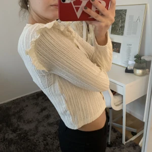 Kofta Zara - Kofta i storlek L, tog L för ville ha den oversize men som ni ser så är den inte så oversize… använd kanske 2 gånger 💞💞