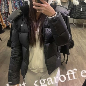 Calvin Klein Jacka - Säljer min Calvin Klein jacka som jag köpte för någon månad sen. Säljer då det inte var min stil. Kvitto finns!!! Storlek XS , köpt för 2400. Pris kan diskuteras 