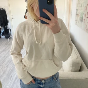Vit Hoodie  - Vit hoodie i fint skick🥰 Från BikBok  Storlek XS (Frakt tillkommer)