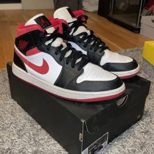 Jordan 1 Gym Red - Säljer nu mina Jordan 1 gym red i och med att jag inte använder dem för dem är för små. De är använda men hyfsat bra skick. De är storlek 45. Hör av er om frågor eller bilder på skorna. (Pris kan diskuteras).