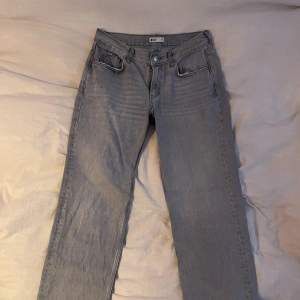 Säljer mina lågmidjade jeans köpte från Gina tricot för ca 6 månader sen då dom aldrig används. Dom är i väldigt bra skick och köpte dom för 600kr.