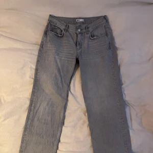 Lågmidjade jeans - Säljer mina lågmidjade jeans köpte från Gina tricot för ca 6 månader sen då dom aldrig används. Dom är i väldigt bra skick och köpte dom för 600kr.