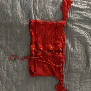 Röd topp / crop top / fest topp - Fin topp röd. Bud gärna med eget prisförslag! Vid köp av flera saker kan jag möjligtvis fixa paketpris så fråga! Kan träffas/frakt 11 kr