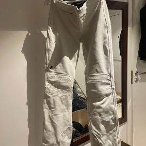 Peak performance skidbyxor - Vita peak performance skidbyxor säljes. Strl xs, typ softshell material. Ganska tight modell upptill men vidare med till.  Nypris 2000kr Använd en vinter 