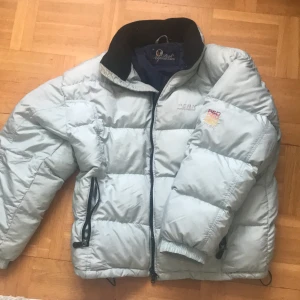 Vinterjacka  - Vintage oversized Peak Performance vinterjacka❄️ ljusblå i färgen med ett mörkblått innerlager, sitter oversized på mig som är S, älskar denna men använder inte längre!