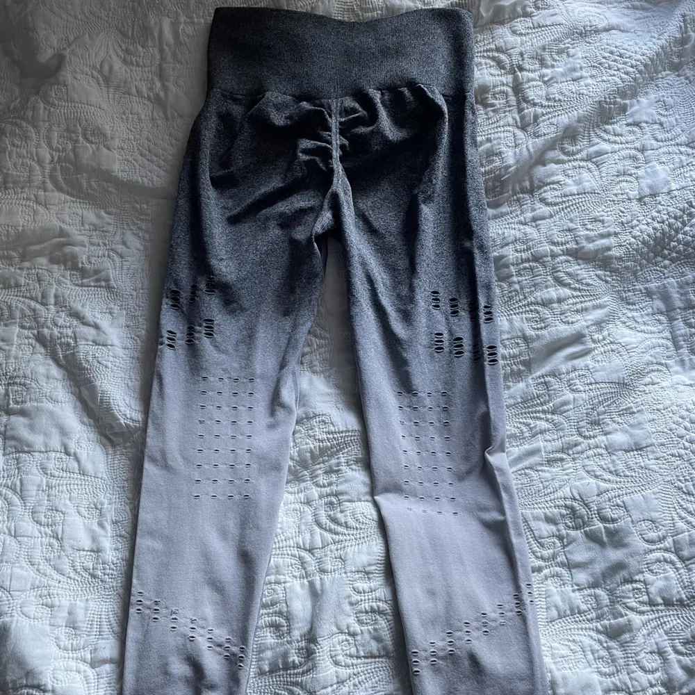 Snygga ombré scrunch leggings från Shein storlek M. Använda fåtal gånger! Mycket stretchiga , fina detaljer på benen . Övrigt.