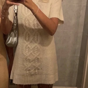 stickad klänning - säljer denna underbara klänningen! bra skick. På lappen står det L, men är som en S/M💓skriv vid frågor. 