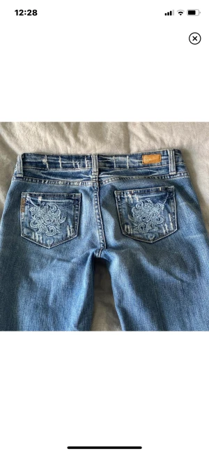 Lågmidjade jeans  - Ljus blåa Lågmidjade jeans, nyskick 