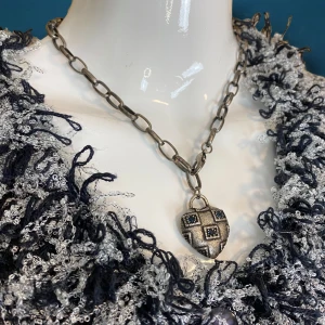 Halsband  - Snyggt och lite tyngre halsband i okej skick. Vet ej materialet 