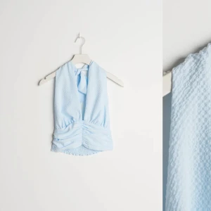 Ljusblå knyttopp  - Supersöt knyttopp från Gina. Inga defekter eller slitningar. Storlek 34. Säljer pga att jag är lite less på den. Köparen står för frakten. Hör av er för fler frågor💜💜💜