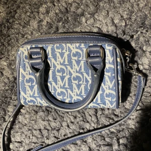 Slutsåld Mango väska - INGA BYTEN 💗Bud 300💗Slutsåld och väldigt eftertraktad Mangoväska som påminner om Zadig väskorna😍💗