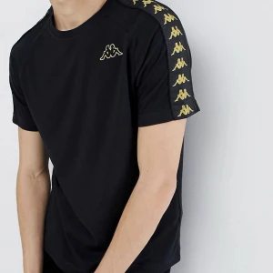 t-shirt  - svart och guldig kappa t-shirt finns en för tjejer och en för killar använda några gånger . de är ff i jätte bra skick 