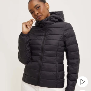 Vindjacka fr. Only  - Liten i storleken. Obs, det har vart hål i ena jackfickan men som jag sytt igen därav det billiga priset 