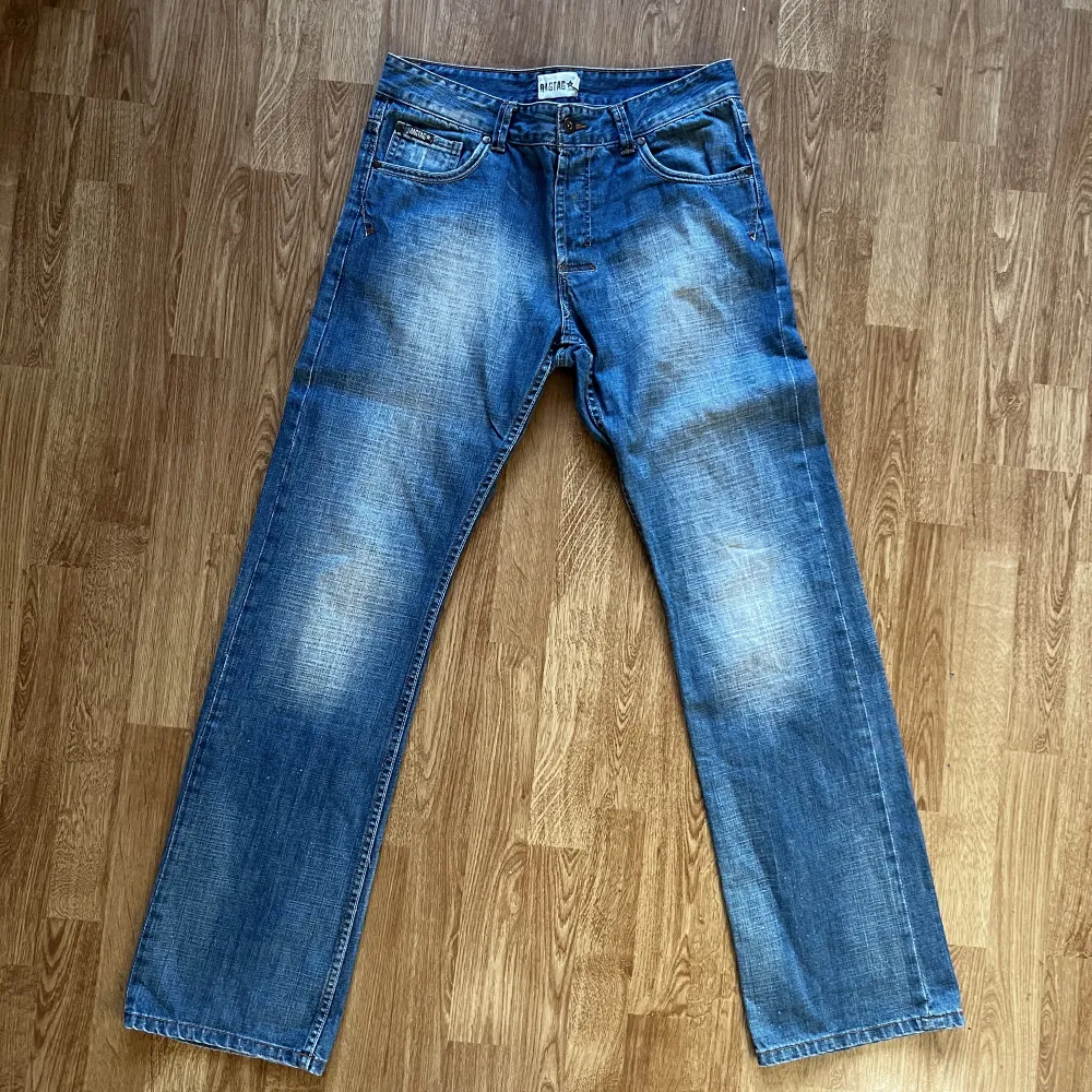 (Mått: W32, L32) Y2K jeans i väldigt fint skick utan några skador. Regular fit med snygga Y2K fickor. Kan möta upp eller frakta via postnord. Jeans & Byxor.