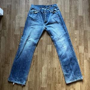 (Mått: W34, L33) regular fit jeans i väldigt bra skick utan några skador. Finns att hämta upp eller skickas via postnord 