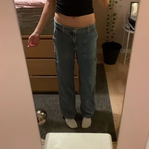 lågmidjade Jeans - Ett par jeans från H&M som kan vara både hög- och lågmidjade beror på hur högt du drar upp dem💕 Samfrakta gärna och be gärna om fler bilder💕 Betala med swicha och tryck INTE på köp nu tack💕 Frakten blir kr 66, så totala prostens blir 166kr💕