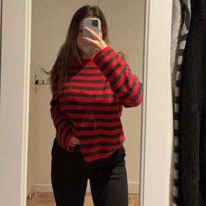 Stickad randig tröja - Super fin stickad tröja i storlek M, från Gina!