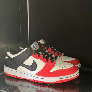 Nike dunk low NBA 75th anniversity  - 🎸Nike dunk low chicago 75th anniversity 🎸⚡️Bra skick ⚡️🍄☔️Skickar gärna fler bilder eller svarar på frågor ☔️📦Kan frakta eller mötas upp i Stockholm 📦🦋Pris kan diskuteras vid snabb affär 🦋