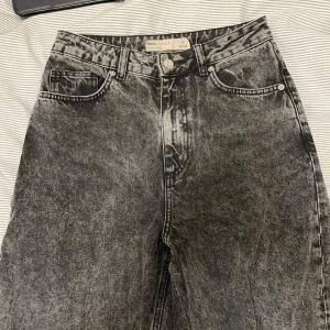 Jeans - Svarta stentvättade jeans i wide modell och hög midja. Långa lösa ben och superbra skick! Storlek 26/32