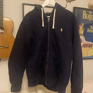 Polo Ralph Lauren hoodie strlk L - Skitsnygg mörkblå hoodie från Ralph Lauren! Zip up eller zip down, styla den enligt preferens 😊 Perfekta julklappen till någon nära eller till dig själv? Köp nu och så garanterar jag att den kommer innan julafton - jag skickar direkt!