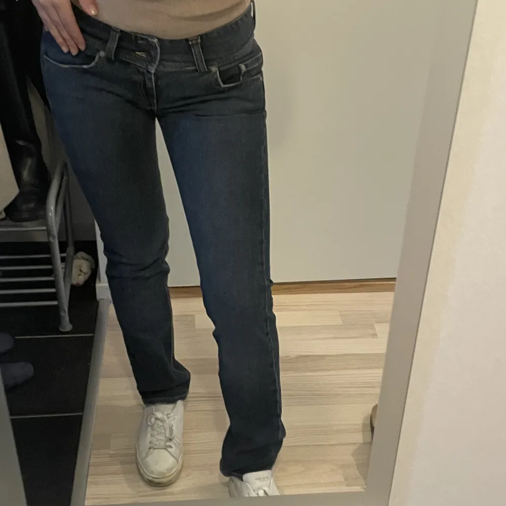 Lågmidjade jeans passar bra på mig som har 36 och är 164 lång💕. Jeans & Byxor.