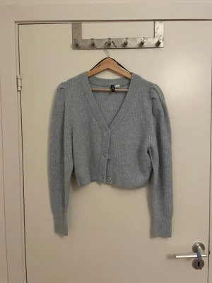 Stickad kofta - Stickad kofta från H&M i strl M (passar som S) använd fåtal gånger 
