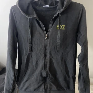 Armani - En Armani ea7 tröja som är i bra men använt skick men inget fel på den som hål och märke. Osv