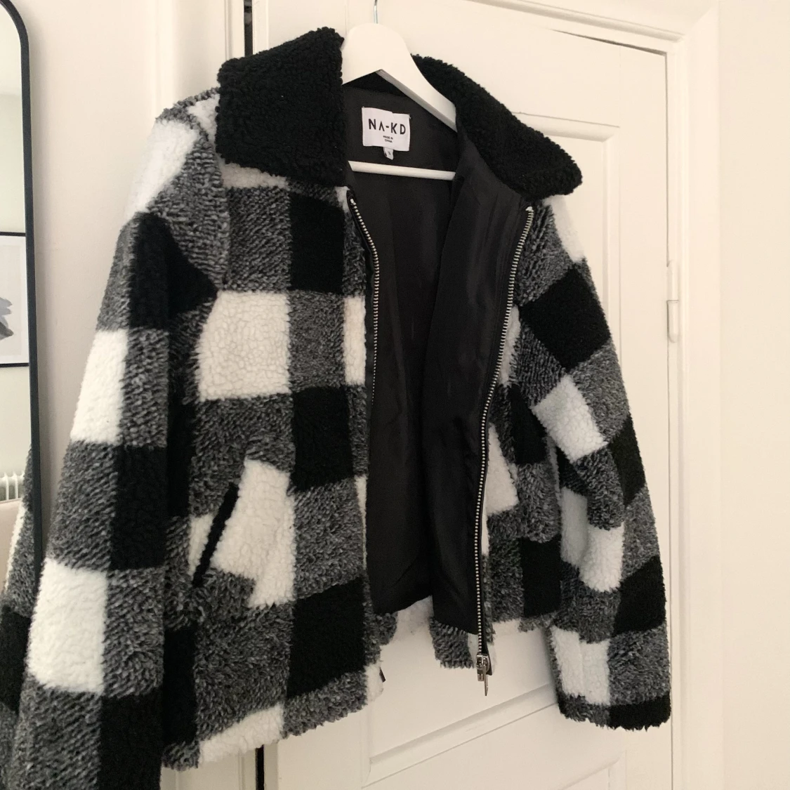 NA-KD Kort rutig teddyjacka