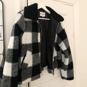 NA-KD Kort rutig teddyjacka - Svartvit rutig teddyjacka från NA-KD. Kortare modell i strl 36. Mycket bra skick. Inköpt för 429. 