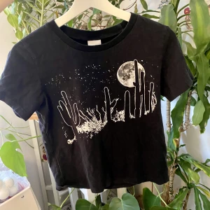 svart Tshirt tryck måne - En jättefin tshirt med måne över kaktusar på framsidan å svart baksida.