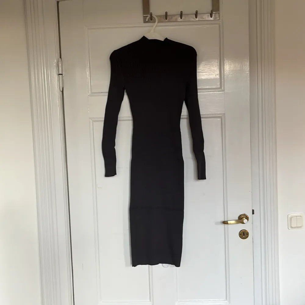 Mörkgrå ribbstickad klänning som är figur sydd & super stretchig! Köpt från h&m i storlek xs, använd 1 gång! Färgen ges mest rättvisa på andra bilden!. Klänningar.