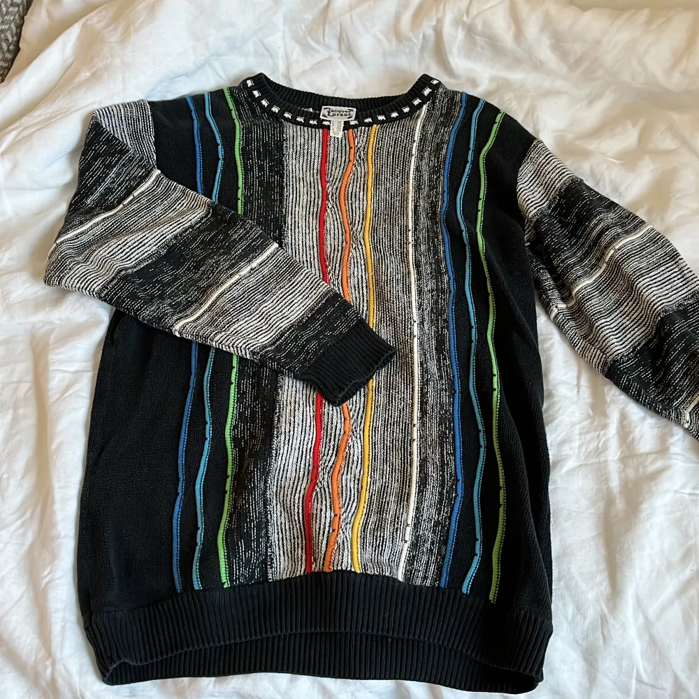 Superfin stickad tröja från Jacques Lorant. Köpt på Humana för några månader sen. Använd ett fåtal gånger, bra skick!! Möts upp i Sthlm 16/12-5/1, annars i Lund eller frakt☺️. Stickat.
