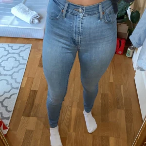 Levi’s: Mile high super skinny blåa - Säljer dessa Levi’s mile high super skinny pga de inte kommer till användning. Byxorna är uppskydda till mig, som är 166cm. 