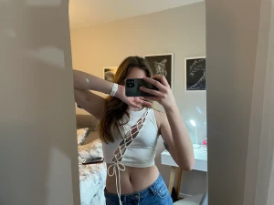 Vit topp - Säljer denna topp från H&M. Den är jättefin men tyvärr för liten för mig. Banden går att justera och materialet är stretchigt, så man slipper knyta om varje gång man tar av och på. 