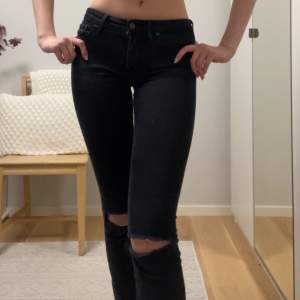 Lowwaist svarta bootcut jeans som tyvärr är för små och korta på mig som är 178cm. Är i storlek 25/34❣️ Finns kvar❗️