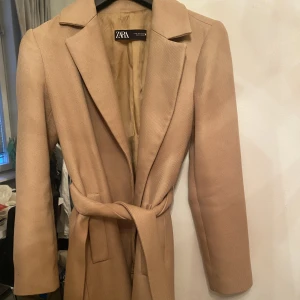 Kappa från Zara - Storlek S, säljer för 250 exklusive frakt, köptes för 400 så kan inte gå ner mer än så tyvärr 🌸