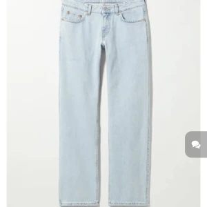 Weekday jeans  - Säljer dessa ljusblå Weekday jeans för endast 100kr!!! Säljes pga används ej. Strl 26/30 🫶🏻Köparen står alltid för frakten😻