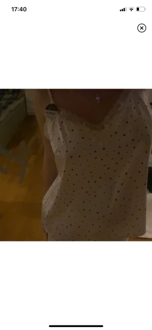 Nattlinne - Nattlinne i silkes material down new yorker, storlek L men funkar perfekt för mig med xs. Alla lappar sitter kvar och säljer pågrund av att jag tyvärr ångrat mig💞 endast provat. Nypris 119