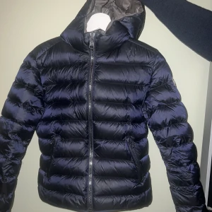 Vinterjacka  - Säljer denna colmarjacka i färgen navy. Använd fåtal gånger