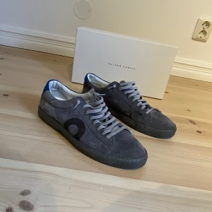 Snygga Oliver Cabell skor  - Nya Oliver cabell skor, använda endast ett få tal gånger, storlek 45 i grå mocka med låda, nypris 3000 