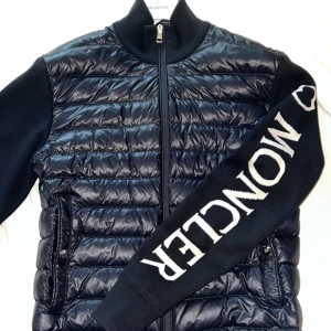 Moncler jacka/tröja  - Moncler jacka i marinblå och i bra skick, säljer pga storleken. Kvitto finns 